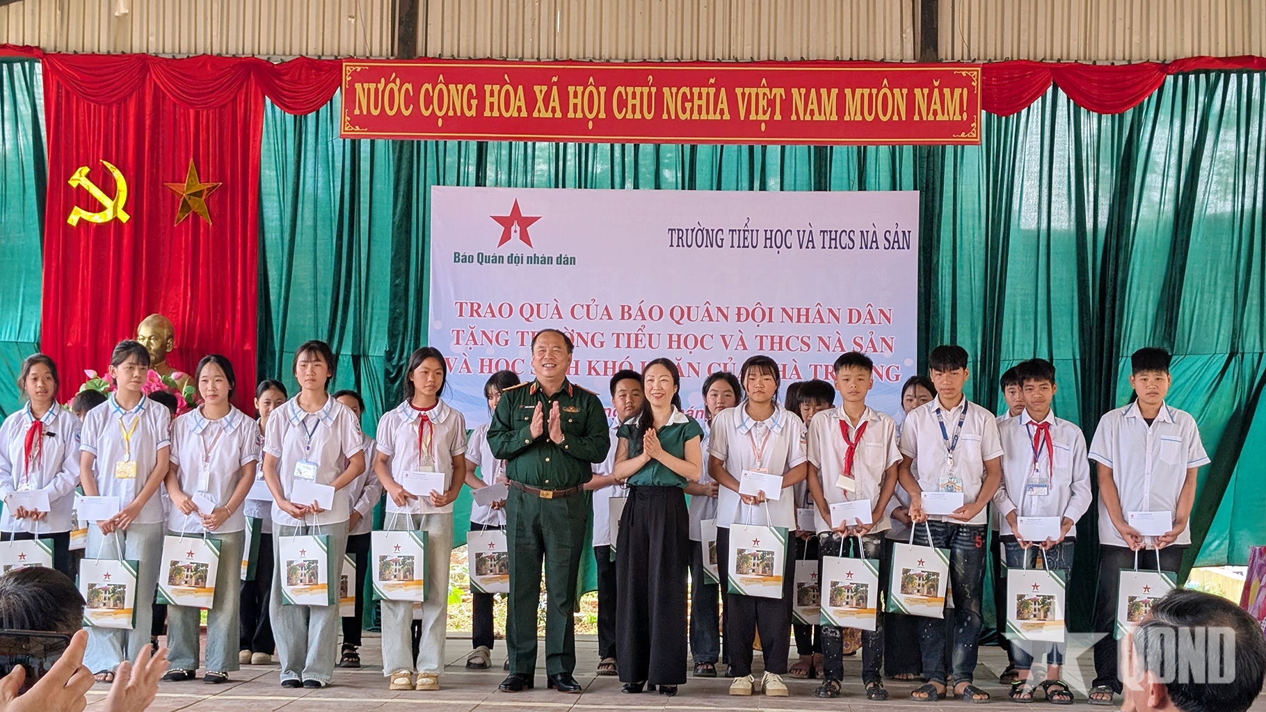 Báo Quân đội nhân dân trao quà tại Trường Tiểu học và Trung học cơ sở Nà Sản, tỉnh Sơn La